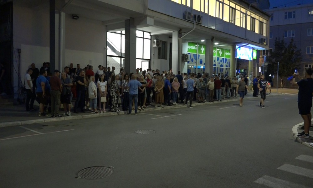 Protest "Grade, probudi se" održan u nedelju ispred prostorija SNS