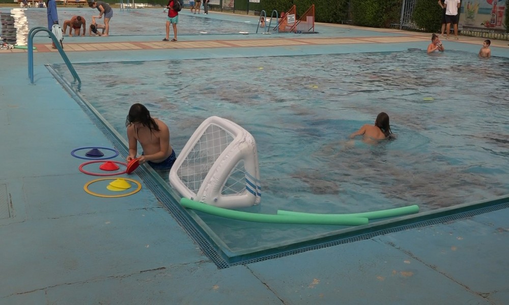 Rekreacija dece sa smetnjama u razvoju na Gradskom bazenu