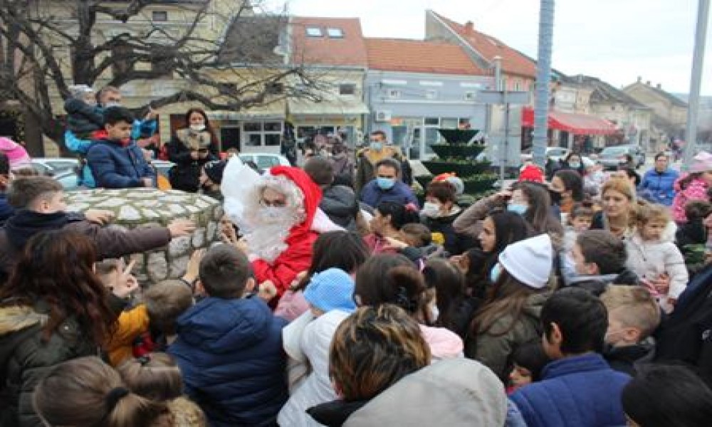 Deda Mraz podelio poklone mališanima iz Velikog Gradišta