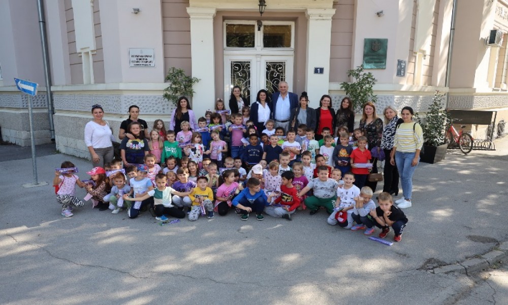 Povodom Dečje nedelje predškolci PU "Majski cvet" posetili  opštinu Veliko Gradište