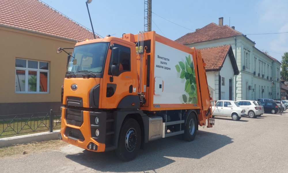Novi kamion smećar od Ministarstva zaštite životne sredine