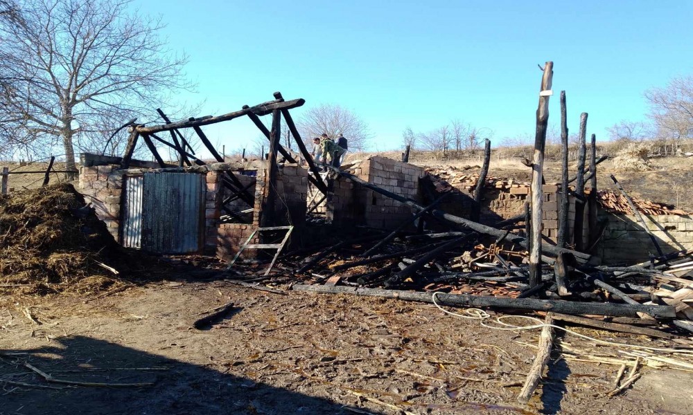 U požaru izgoreli štala i životinje porodice Ivana Živkovića iz Bikinja