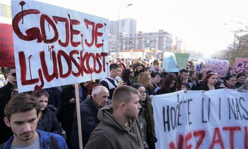 Stotine studenata medicine protestuje u centru Sarajeva