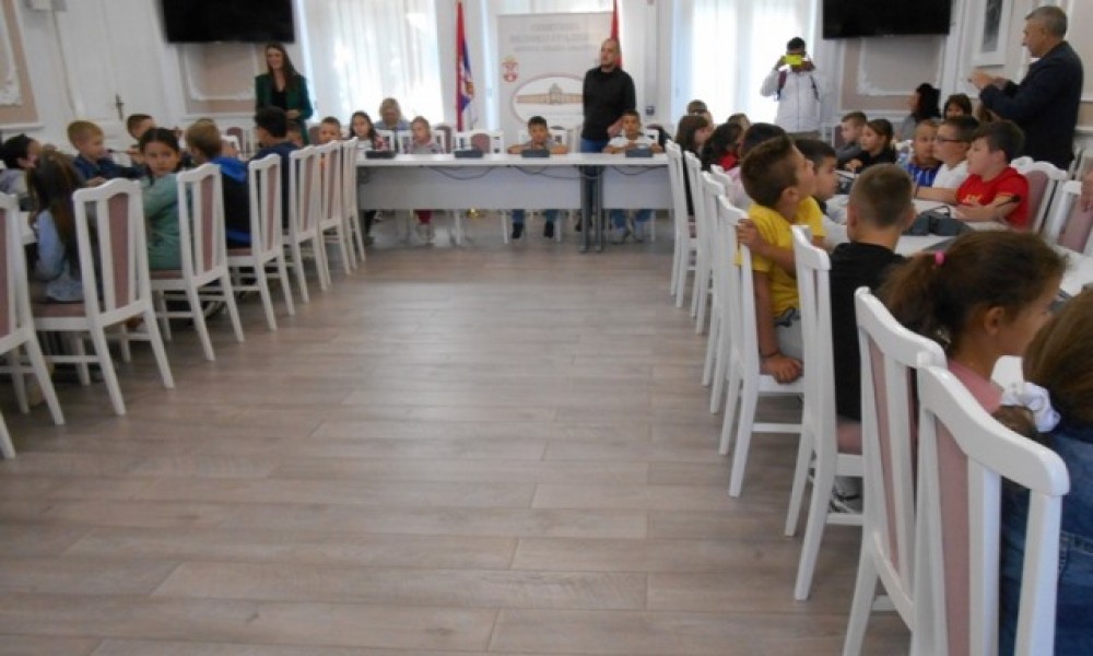 Učenici Osnovne škole iz Srednjeva posetili opštinu Veliko Gradište