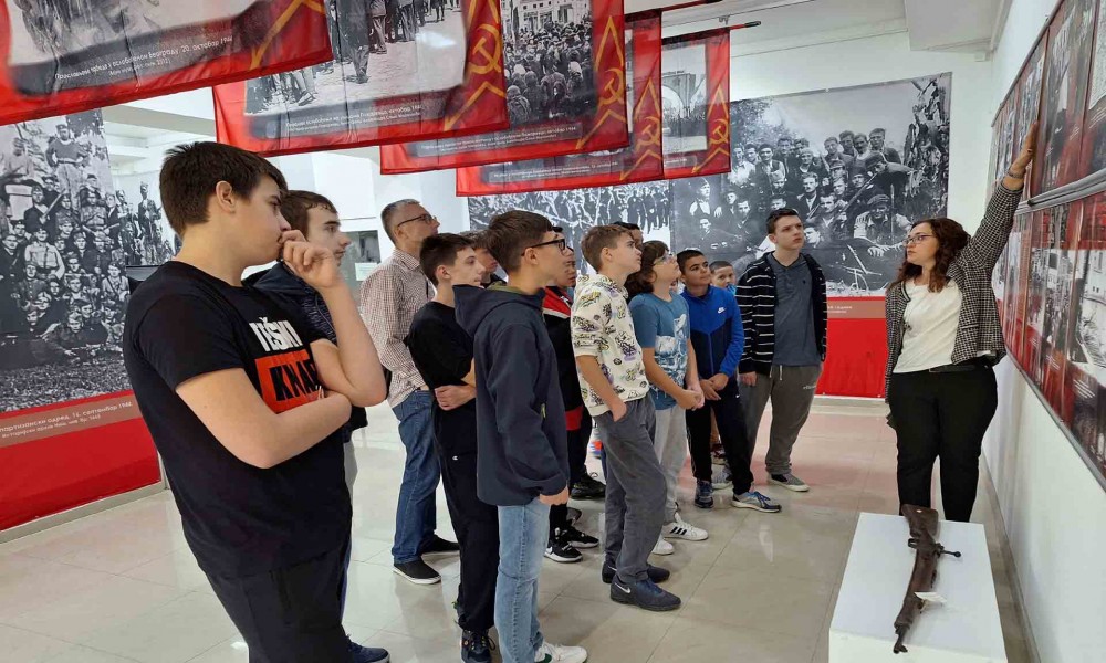 Požarevački đaci i njihovi profesori posetili izložbenu postavku "Ratna slika Srbije u Drugom svetskom ratu, 1941-1945"