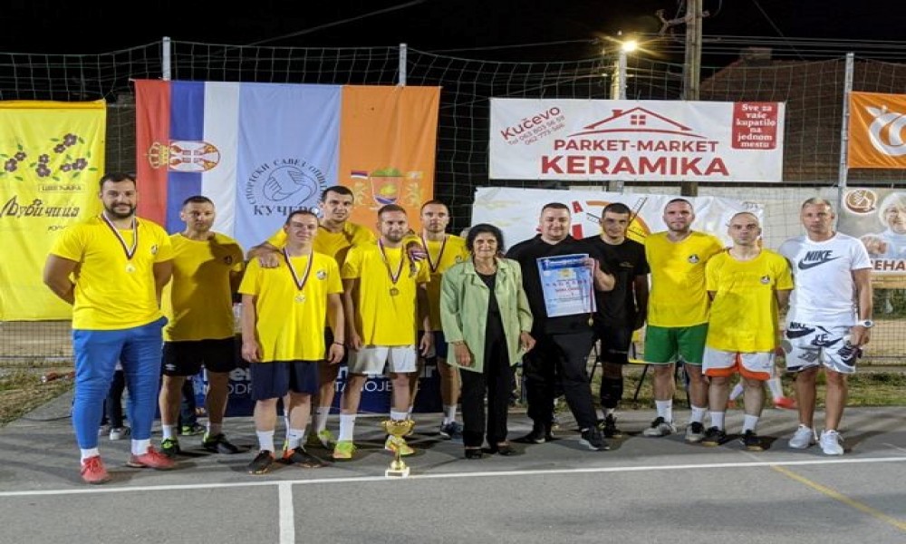 Ekipa Kafana kod Pruge pobednik 7. Memorijalnog  turnira u malom  fudbalu  Miodrag Miki Stanojević u Kučevu