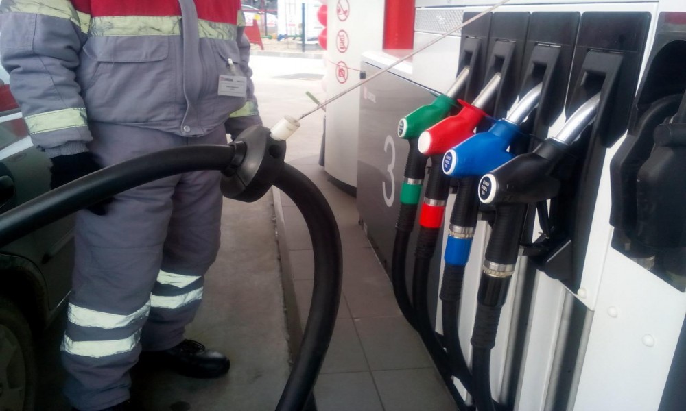 Benzin jeftiniji, a dizel skuplji za dva dinara po litru