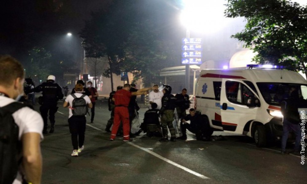 Bilans protesta u Beogradu 19 policajaca i 17 demonstranata povređeno