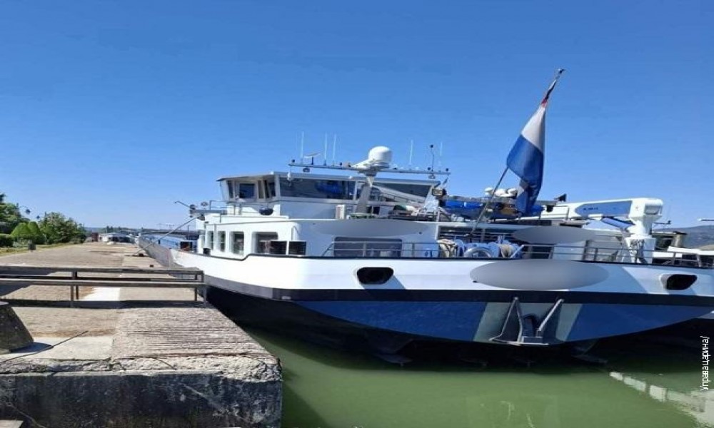 Sa broda "isparilo" 14.000 litara nafte