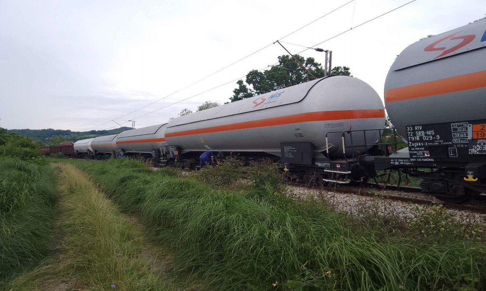 Iskliznule tri NIS-ove cisterne sa gasom na barskoj pruzi, zaustavljeno curenje TNG-a