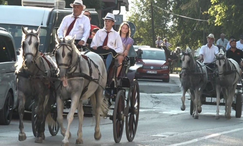 Defile fijakera, riblja čorba i muzika na jubilarnim Alaskim večerima
