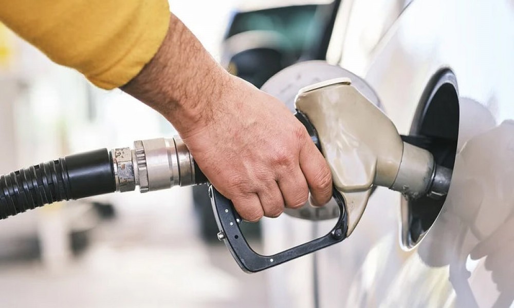 Nove cene goriva - pojeftinili i dizel i benzin za dva dinara po litru