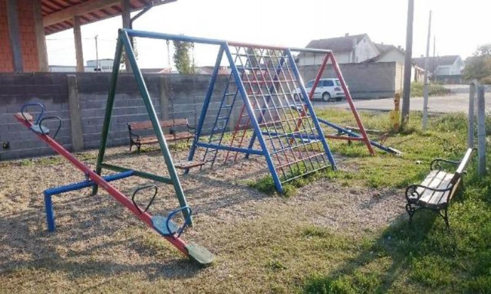 NOVA OPREMA NA DEČJEM IGRALIŠTU