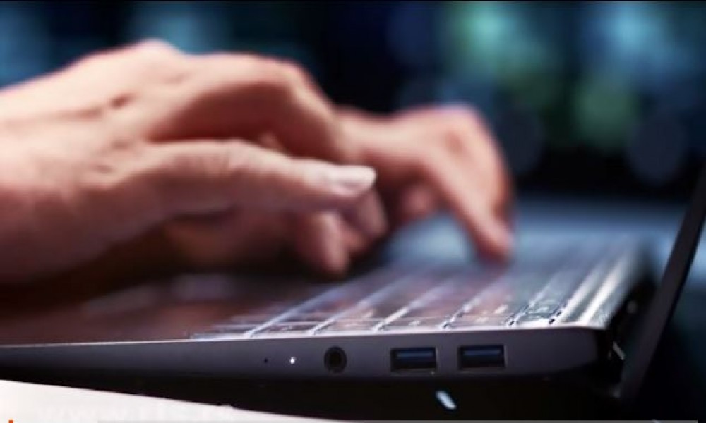 Bizarne krađe u Srbiji - koji su psihološki motivi sajber-baka na internetu i mladih lopova na krovu zlatare