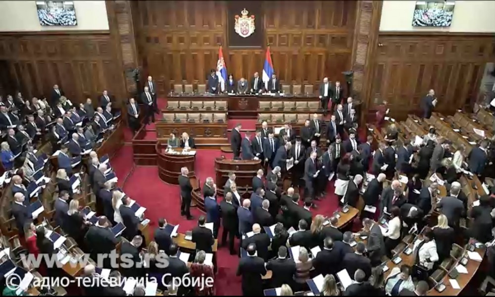Konstituisana Skupština Srbije - buran početak uz pištaljke i transparente, polaganje zakletve u sali i holu