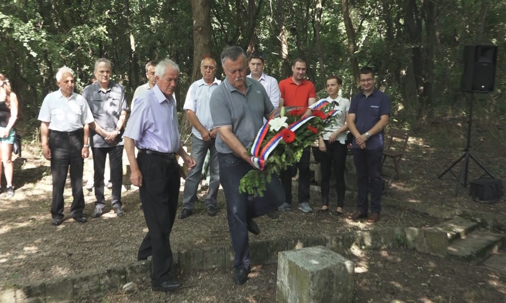 POLOŽENI VENCI NA SPOMEN OBELEŽJE SOJIN SALAŠ