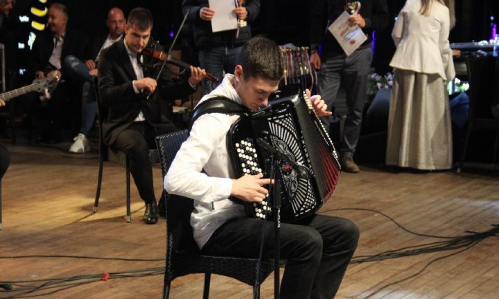 Zlatiborska publika uživala u zvucima harmonike i izvorne narodne pesme
