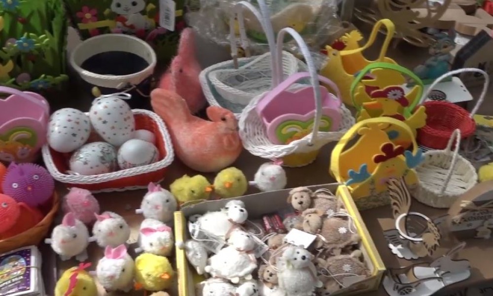 Uskršnja groznica na pijacama - bogata ponuda ukrasa i dekoracije privlači kupce