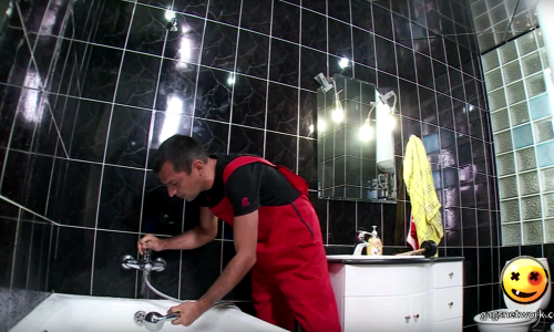 Majstor došao da popravi česmu u kupatilu. Pogledajte mu facu kad se pojavila gazdarica!