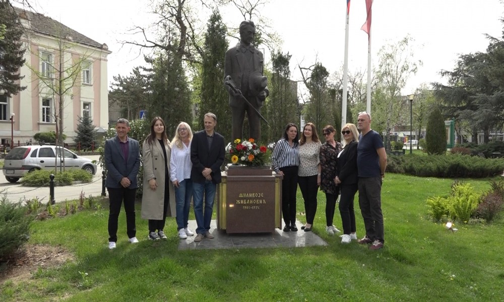 Položeno cveće na spomenik Milivoju Živanoviću ispred CZK