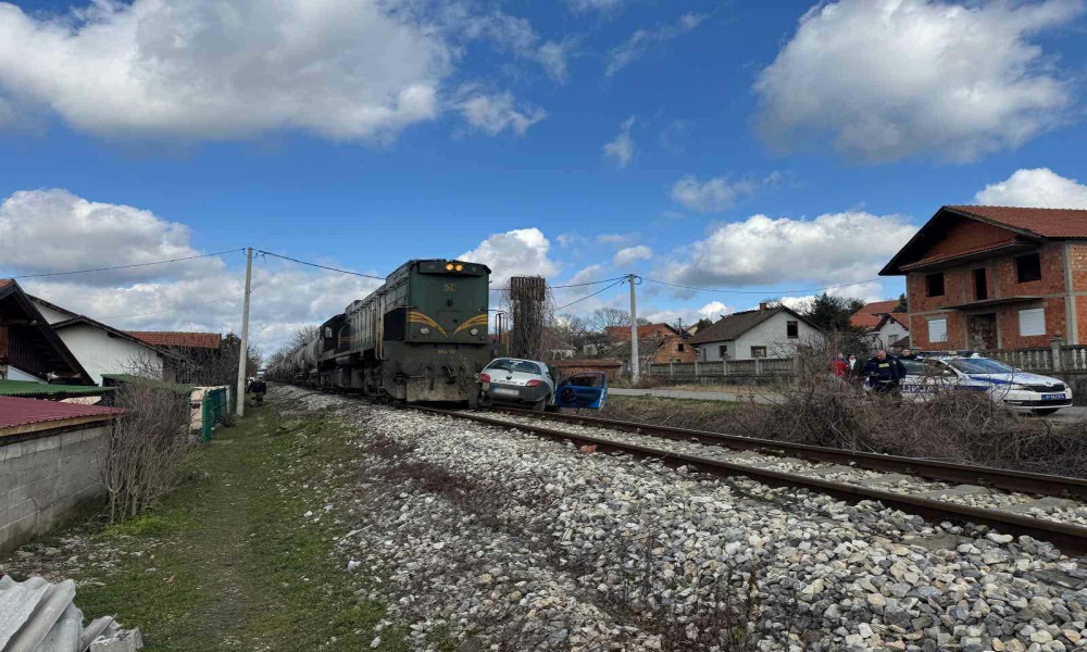 Teretni voz naleteo na automobil na pružnom prelazu u Jugovićevoj ulici