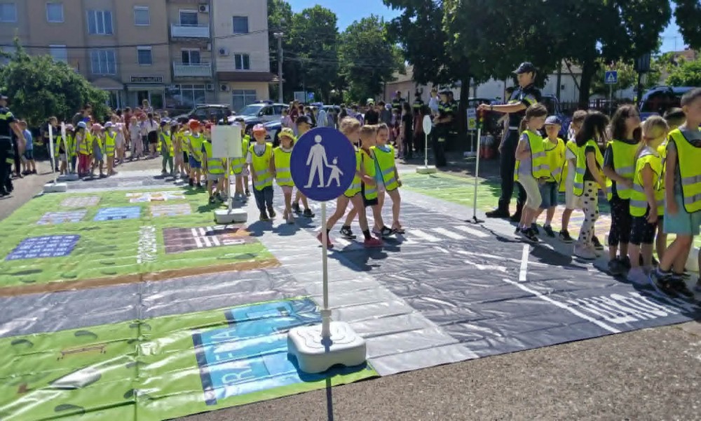 Taktičko-tehnički zbor policije i vatrogasaca privukao veliki broj mališana u Požarevcu