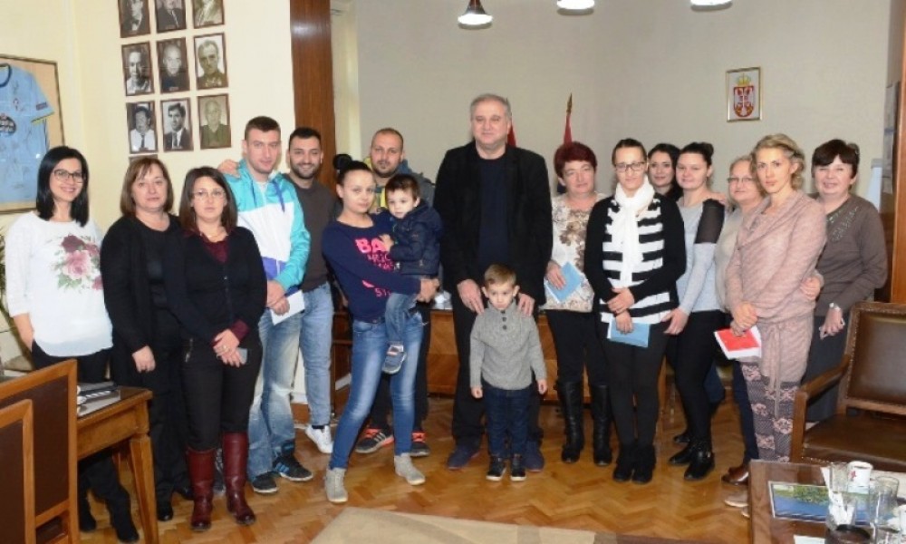 NOVČANA POMOĆ I AUTOSEDIŠTA ZA RODITELJE NOVOROĐENIH BEBA