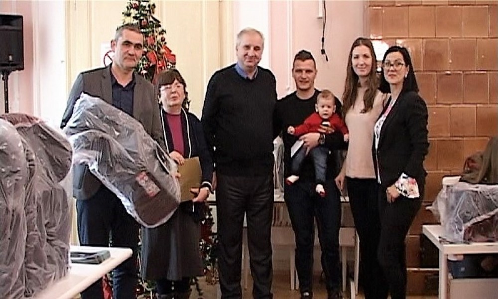 NOVČANA POMOĆ I AUTOSEDIŠTA ZA NOVOROĐENE BEBE