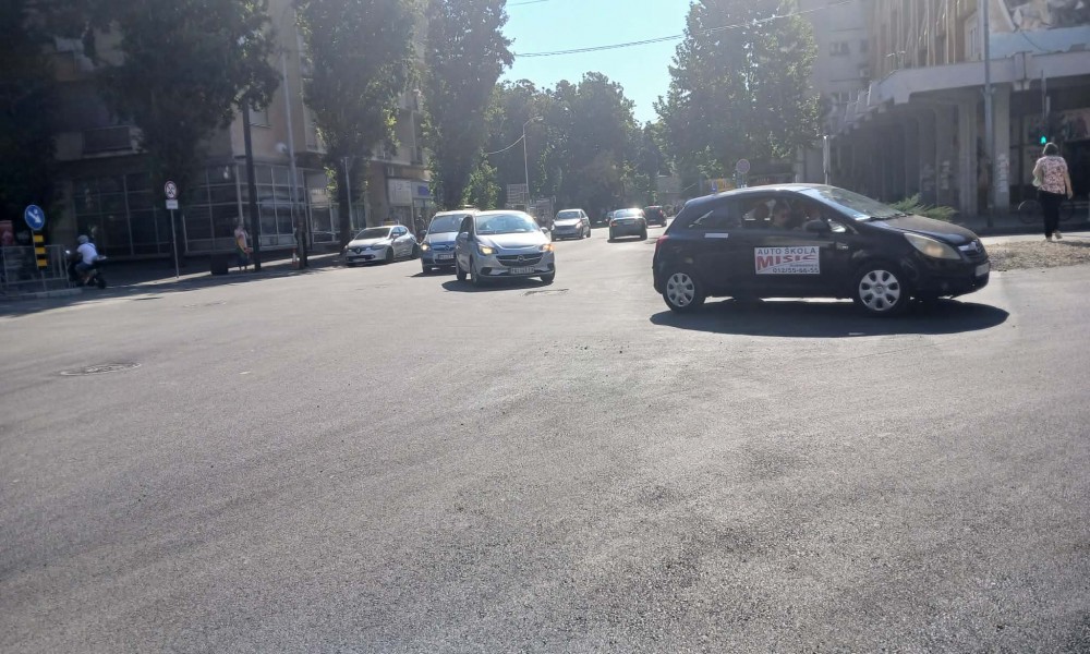 Obnavlja se horizontalna signalizacija na glavnoj raskrsnici u Požarevcu