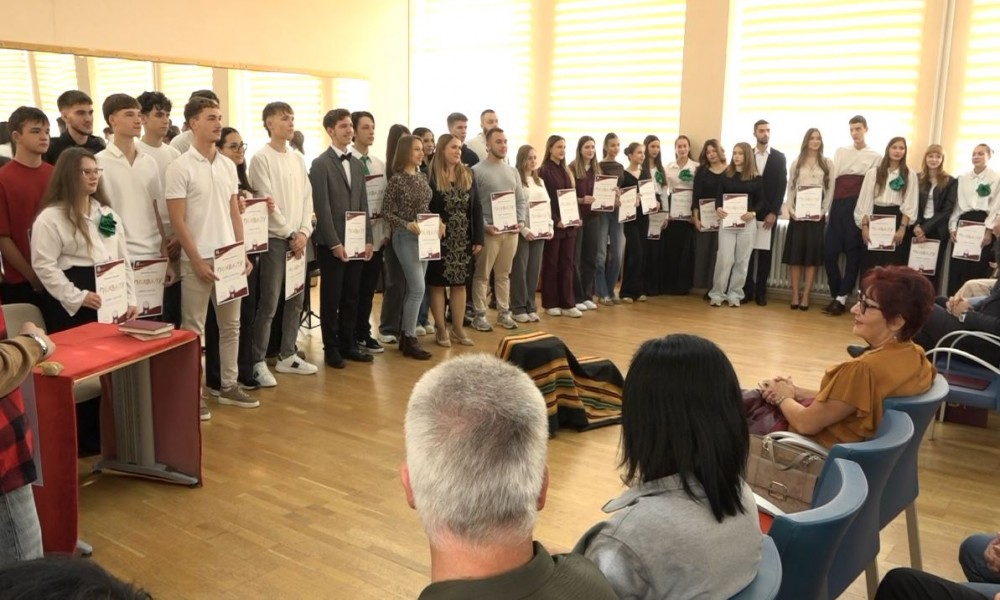 Požarevačka gimnazija svečano obeležila Dan škole, nagrađen 71 učenik