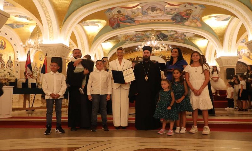 Majkama sa troje i više dece dodeljeno ordenje: Demografija ključ svega