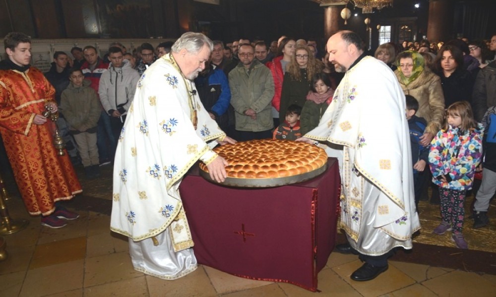 SVEČANA JUTARNJA BOŽIĆNA LITURGIJA I LOMLJENJE ČESNICE U VELIKOM GRADIŠTU