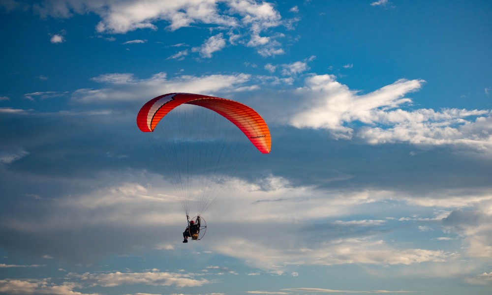 Paraglajderisti u Kostolcu