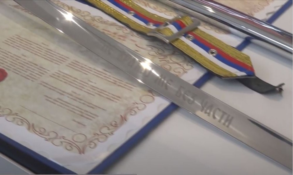 "Ne vadi me bez povoda" "Ne vraćaj me bez časti": Poreklo sablje koja se dodeljuje vitezu