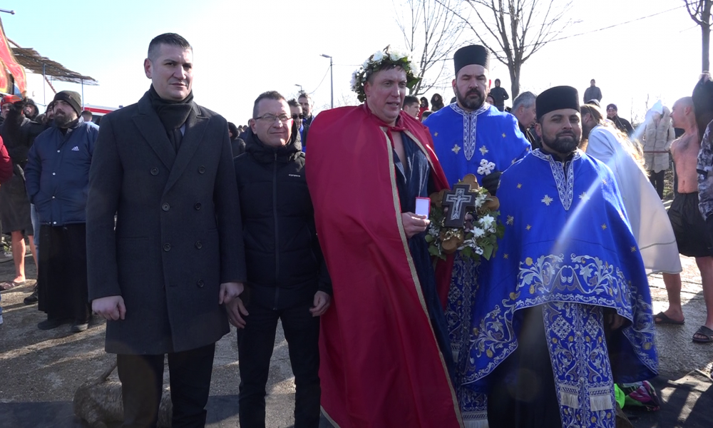 Vuk Janjuš prvi doplivao do Časnog krsta u Kostolcu